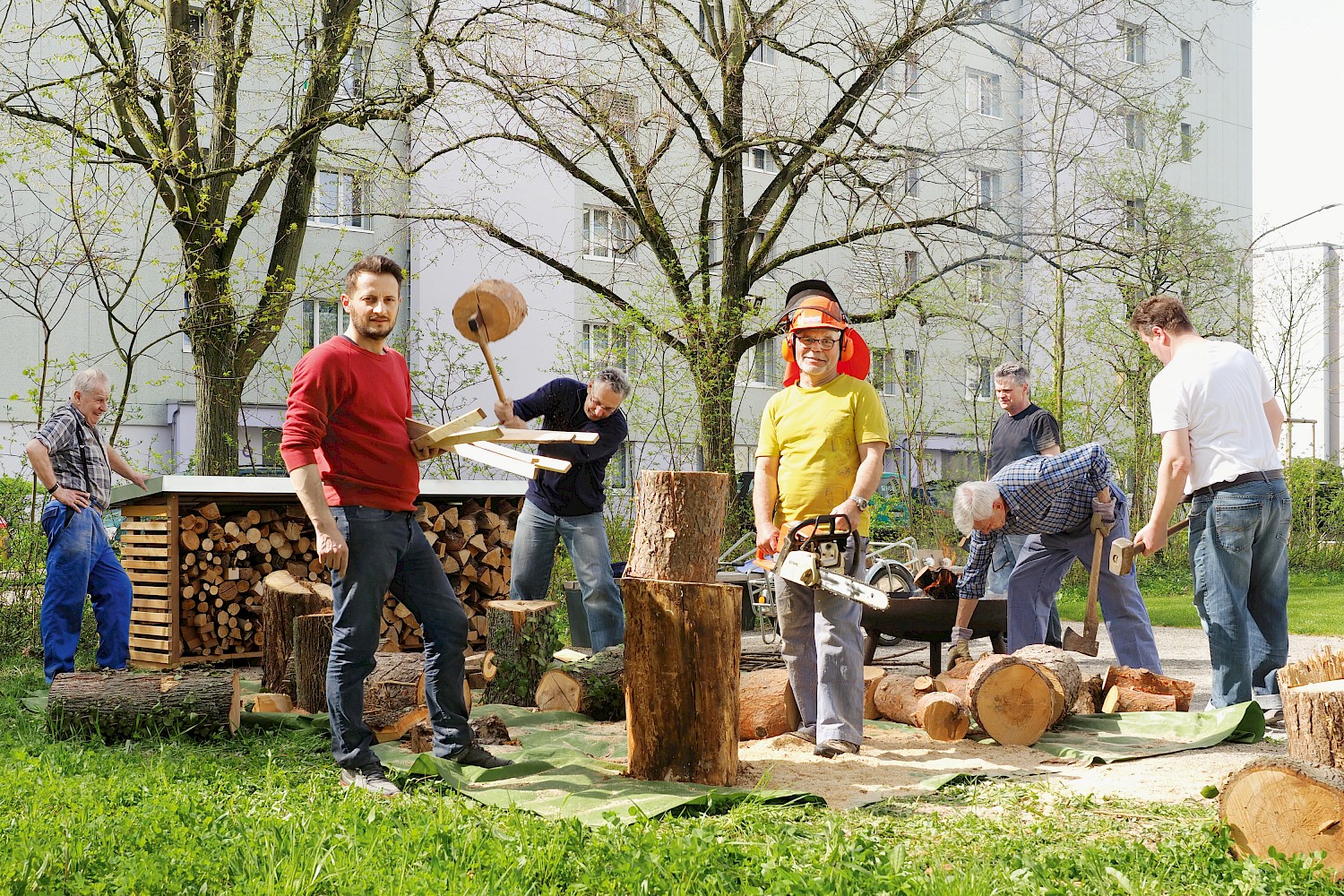 Freitzeitwerkstatt Sternenfeld I: Feuerholz im Gestell lagern
